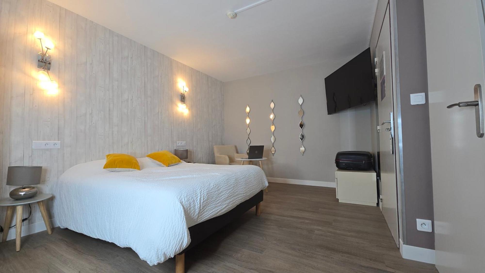 Logis Hotel & Restaurant Arcombelle 몽티그니레로아 외부 사진