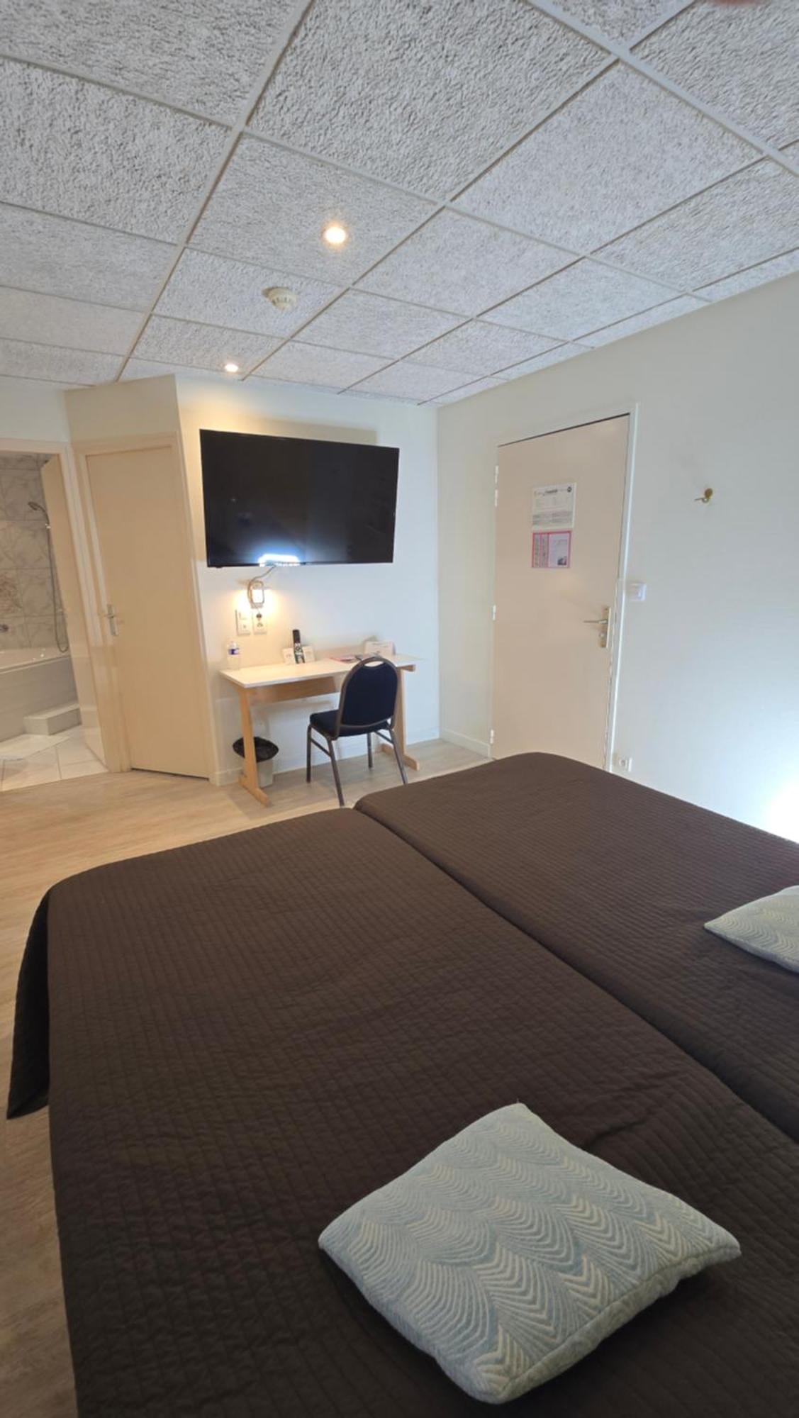 Logis Hotel & Restaurant Arcombelle 몽티그니레로아 외부 사진