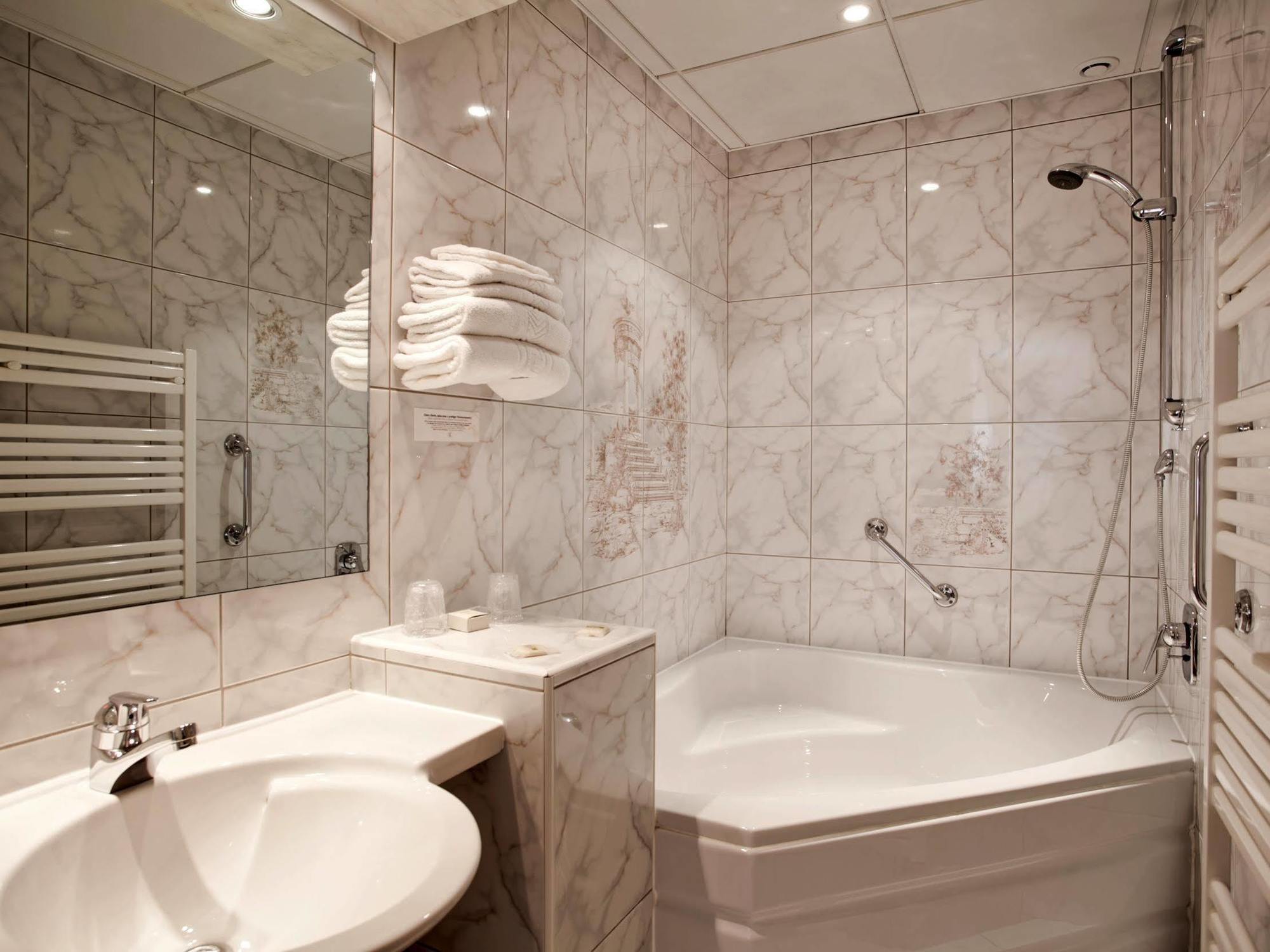 Logis Hotel & Restaurant Arcombelle 몽티그니레로아 외부 사진