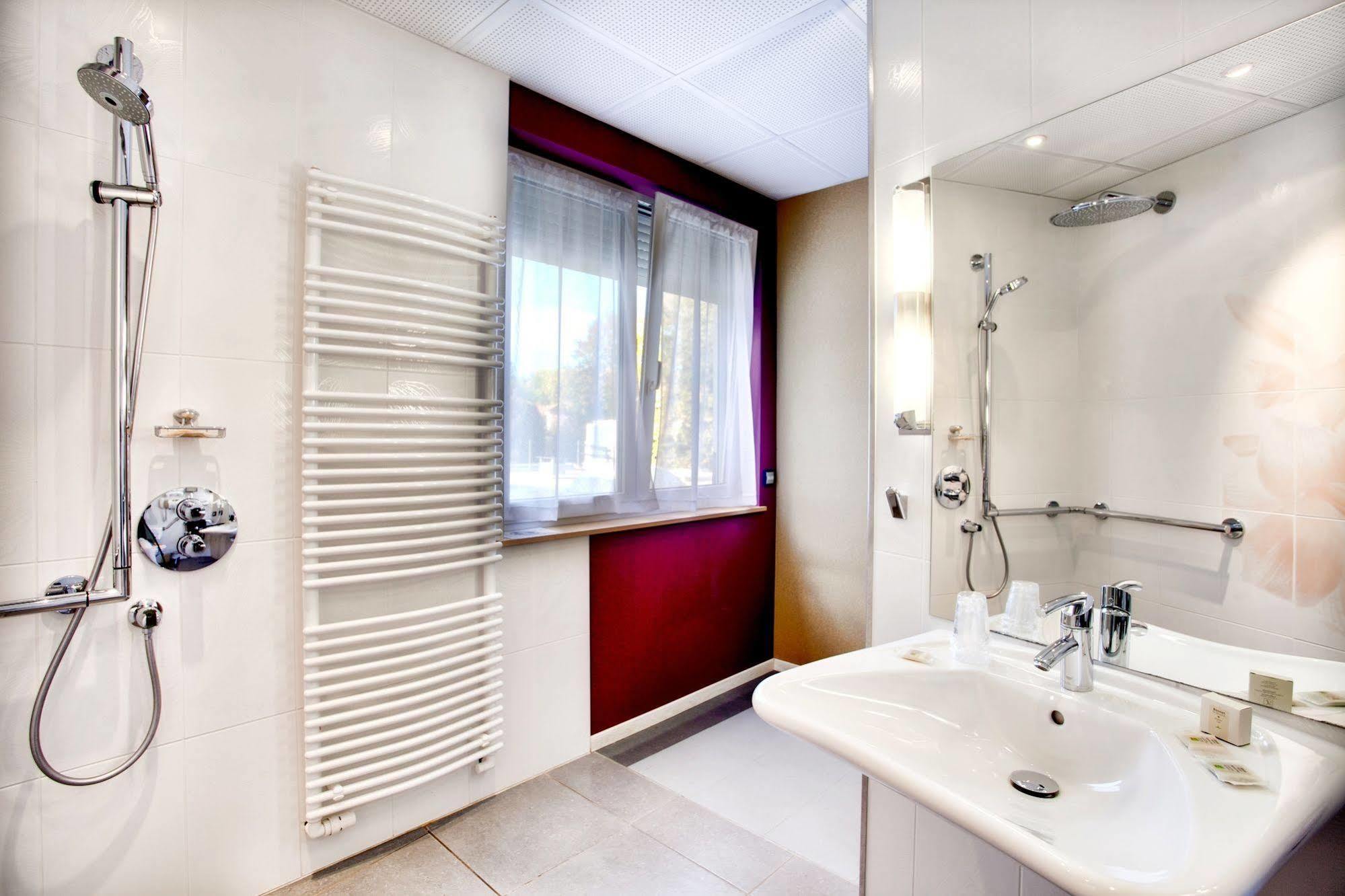 Logis Hotel & Restaurant Arcombelle 몽티그니레로아 외부 사진